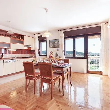 Tomi - With Large Terrace Apartament